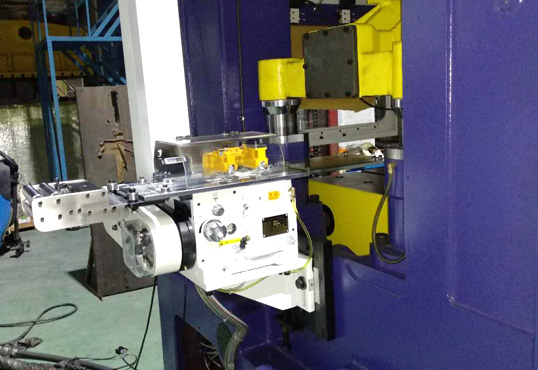 在应用冲床糖心VLOG在线免费观看时，需具备的安全设施有哪些?